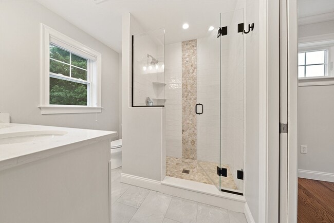 Building Photo - 15 Lakeview Ave