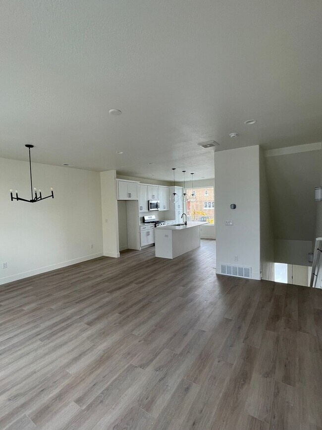 Building Photo - 4 Bed/3.5 Bath, 2-Car Garage