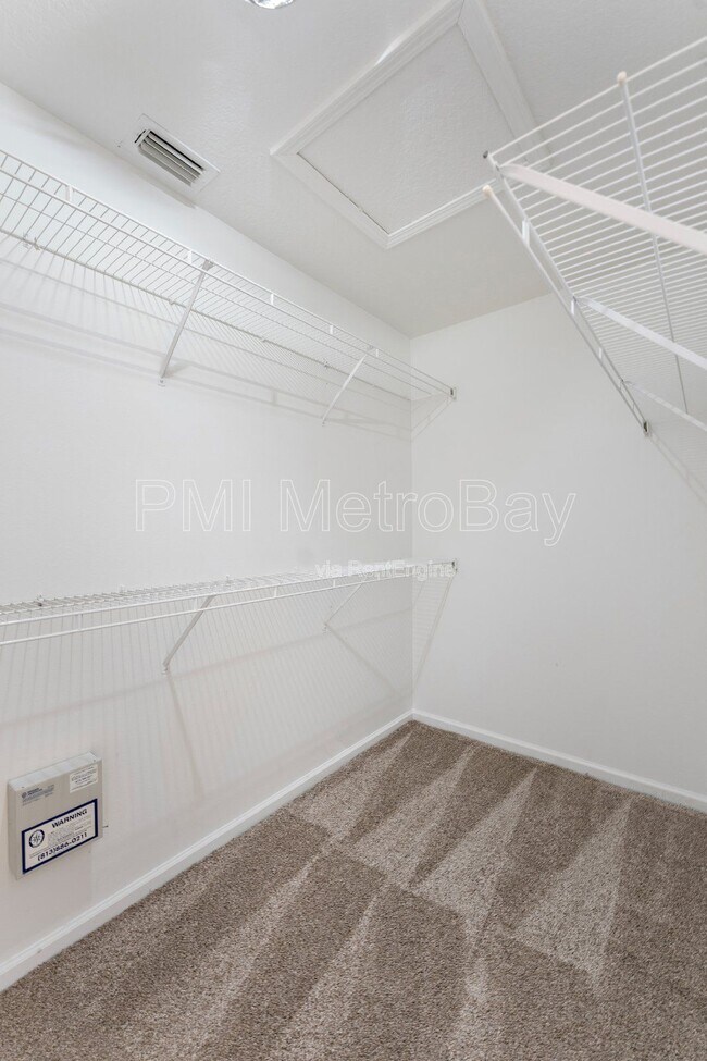 Building Photo - 1010 Summer Breeze Dr