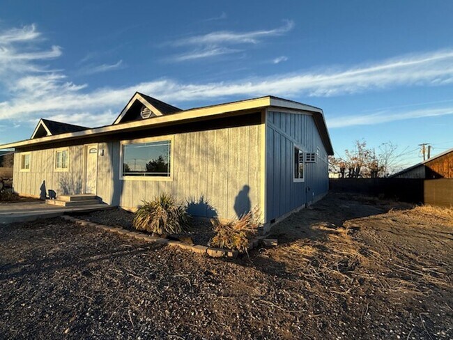 Building Photo - 3 Bedroom home in Moses Lake