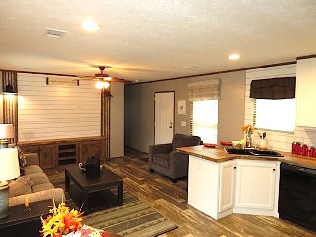 Building Photo - University Estates 63