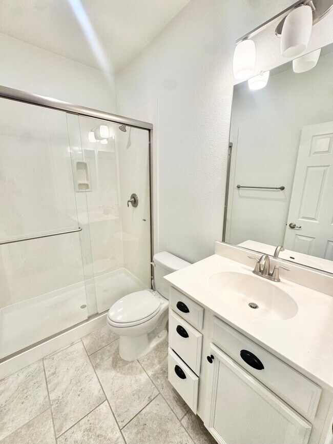 Building Photo - Stunning 5BR Home with Pool, Loft & 3-Car Garage!