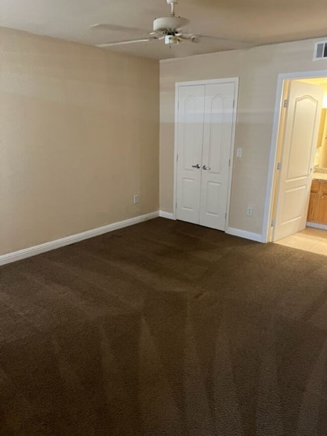 Building Photo - SW- 2 Bedroom Condo!