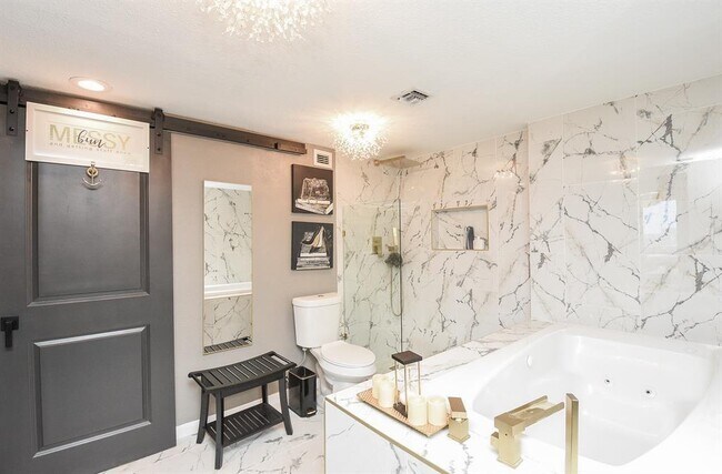 Building Photo - 2016 Main St