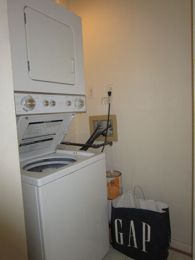 Building Photo - Conveniently located near Tysons, Metrobus, the Toll Road, and West Falls Metro.