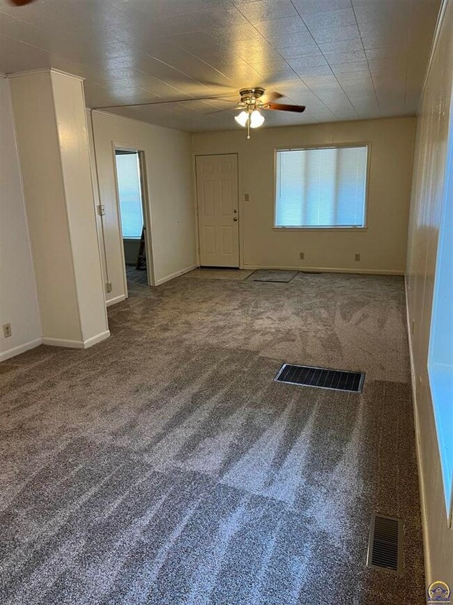 Building Photo - **Available Immediately** 4 bedroom / 1 bath home located near Washburn University