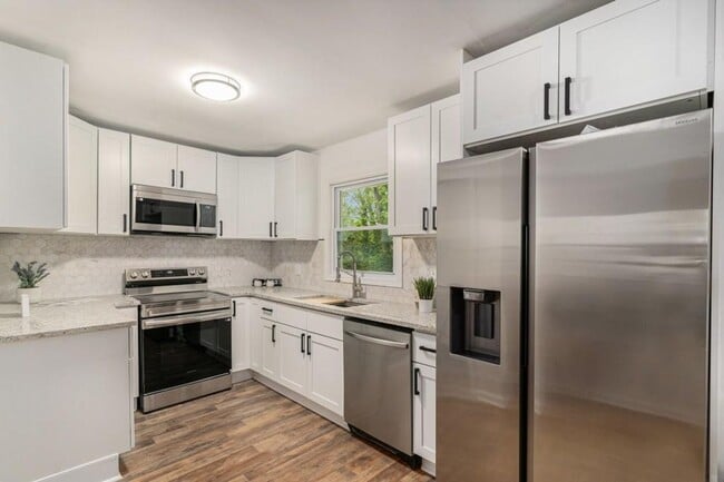 Building Photo - Beautiful Four Bedroom Home minutes from the Airport