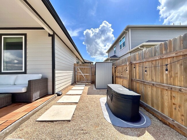 Building Photo - 401 Town Lk Bnd