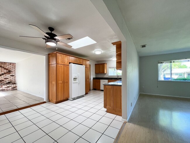 Building Photo - Single-Level Bel Aire Home with Spacious Layout