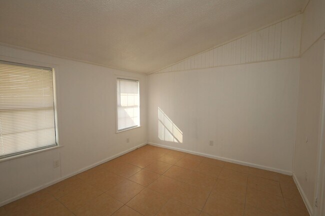 Building Photo - 808 Penny Pl