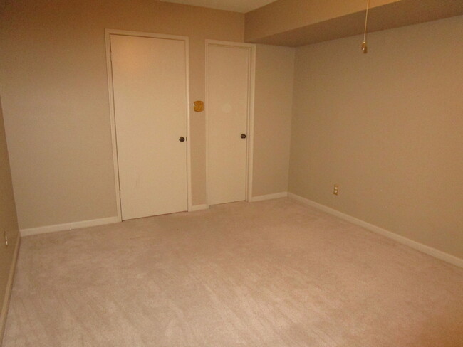 Building Photo - Terrace Level 1BR/1BA Updated Condo in Dor...