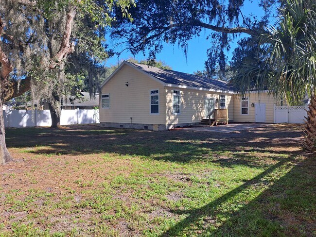 Building Photo - Charming 3/2 Bungalow