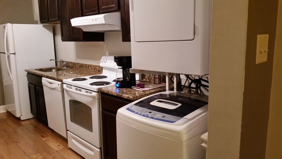 rents w/d hook up (w/d can stay ) - 115 S Locust St