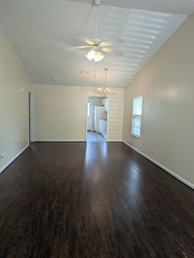 Building Photo - 708 Creekside Dr