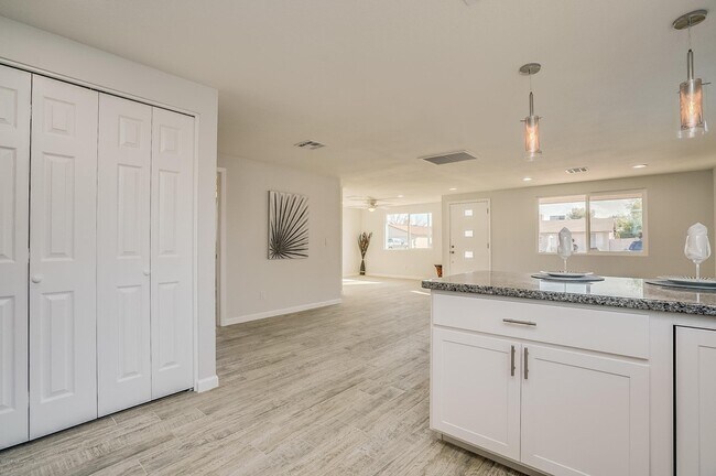 Building Photo - 1804 W Nopal Dr