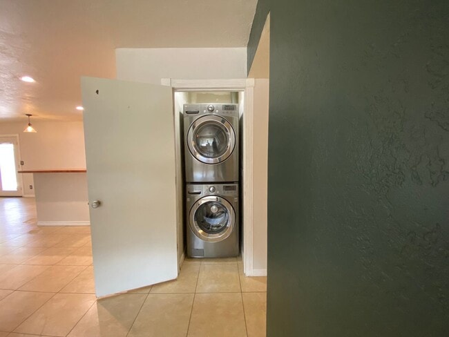 Building Photo - Beautiful Flagstaff Rental