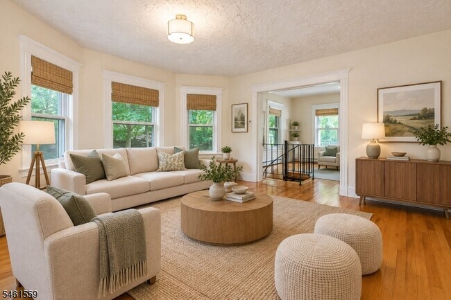 Building Photo - 16 Llewellyn Rd