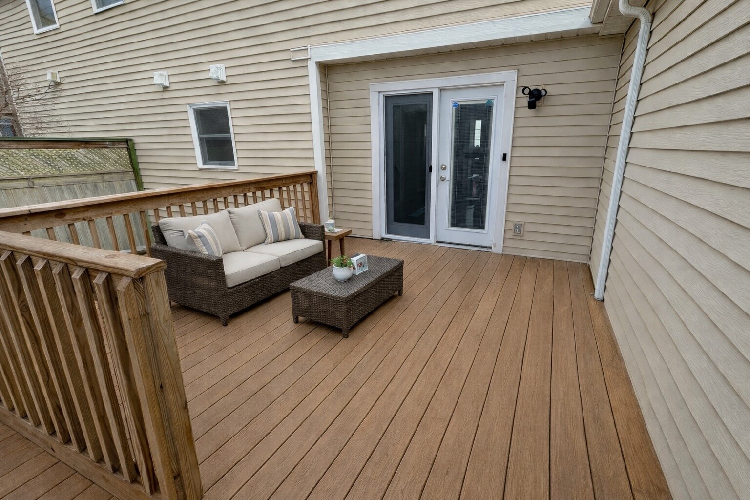 Private deck - 2416 Eaton Ave