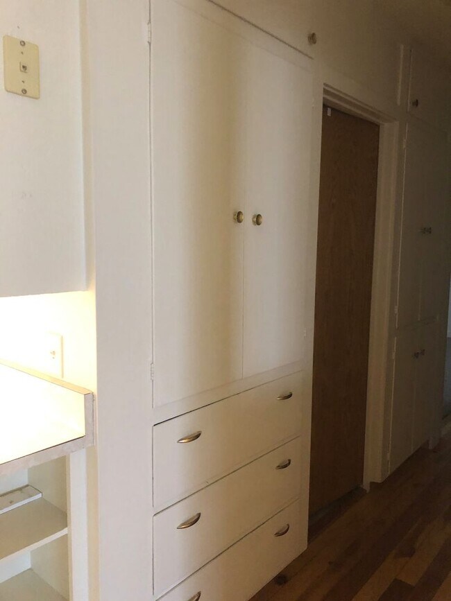 Building Photo - Charming 2-Bed, 1-Bath Hamilton Home with ...