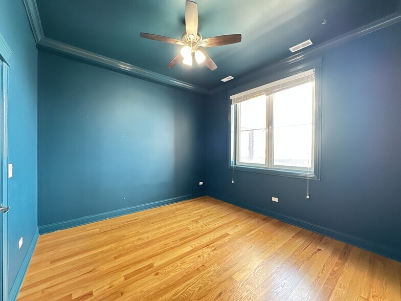 Building Photo - 520 S Western Ave