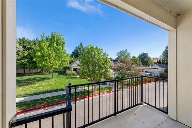 Building Photo - Stylish Multi-Level Condo in West Boise