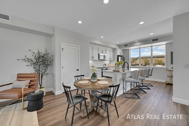 Building Photo - 889 Paget Pt
