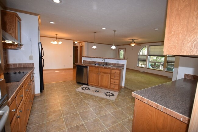 Building Photo - Country Home Available in Greenfield