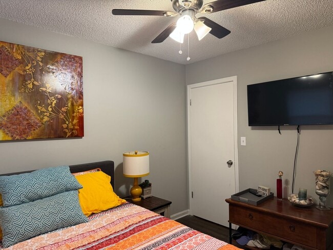 Building Photo - Spacious 4-Bedroom Home with Den, Fenced Yard & 3-Car Garage. Available Late July!