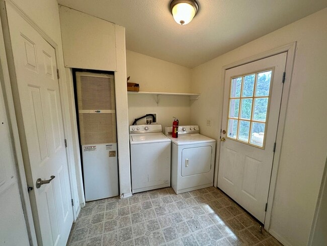 Building Photo - 3 Bedroom 2 Bath nestled in Grass Valley