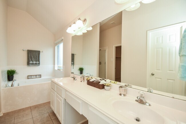Building Photo - 128 Emerald Loch Ln