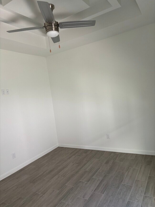 Building Photo - 312 W Campeche Ave
