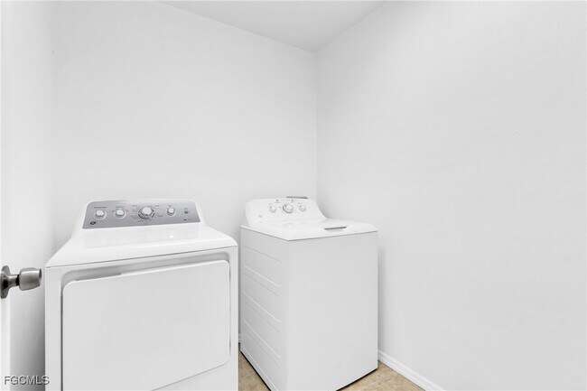 Building Photo - 1601 SW 12th Terrace