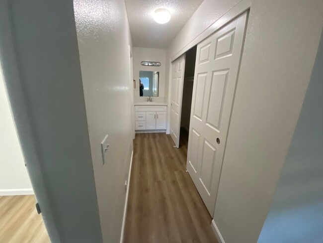 Building Photo - La Tierra Garden Apartment (29)