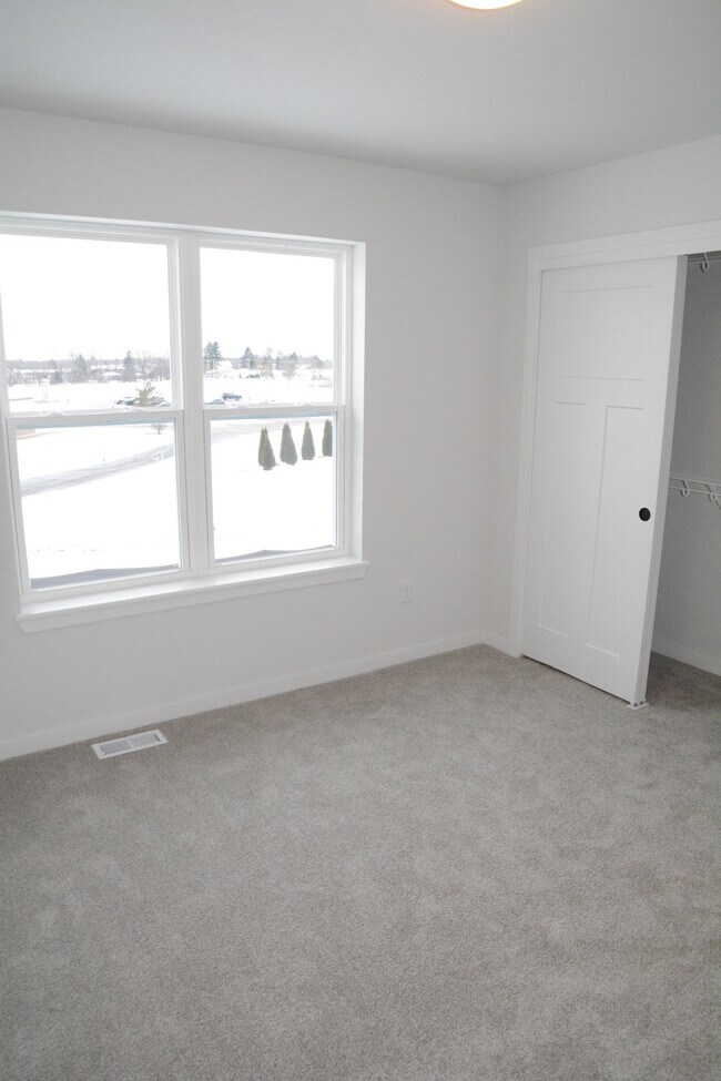 Building Photo - 664 E Blf Cir