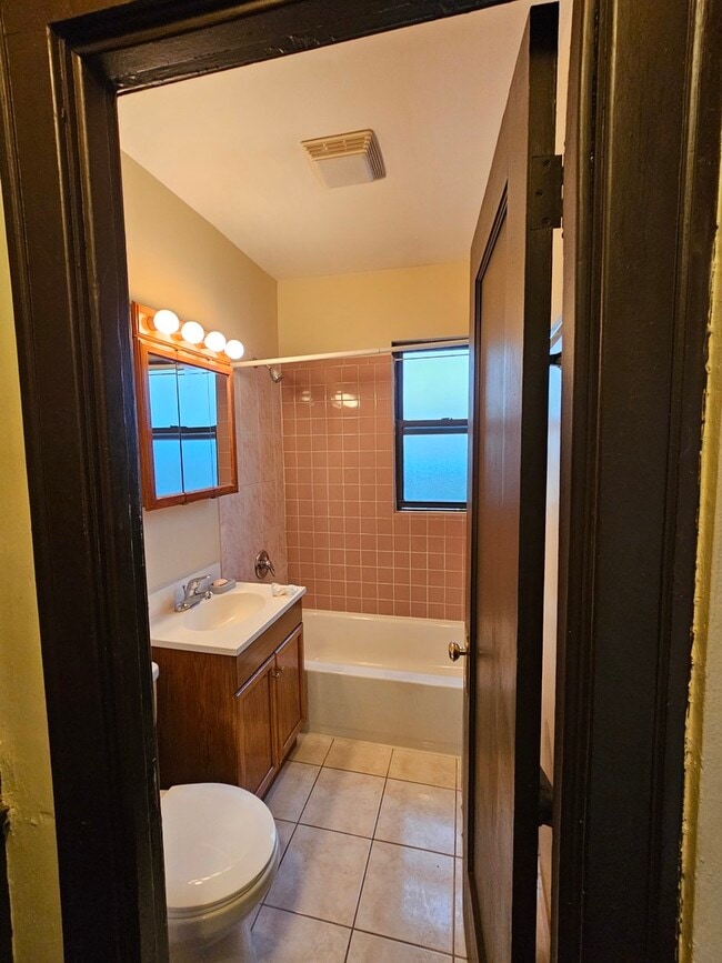 Building Photo - 121 W 80th St