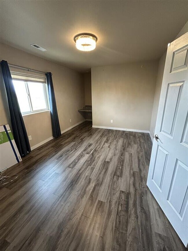 Building Photo - 211 Baker St