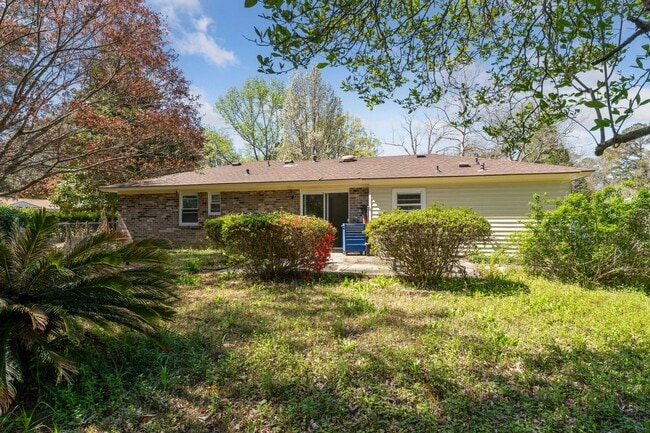 Building Photo - AVAILABLE NOW! (Pet Friendly)