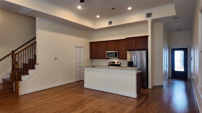 Building Photo - 902 W 20th St