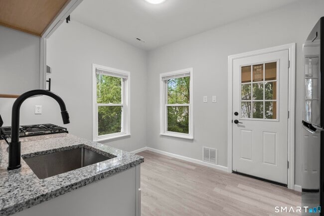 Building Photo - 20 Waverly St