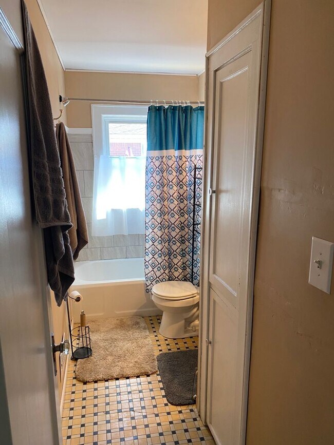 Building Photo - 5453 E 10th St