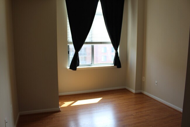 Building Photo - Luxury Condo 1 bed/1bath - 14th floor, Nice amenities, METRO!