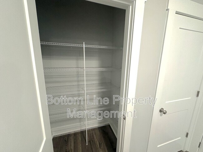 Building Photo - 3814 Starmount Ave