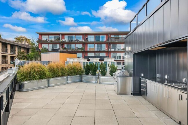 Building Photo - 736 Bellevue Pl E