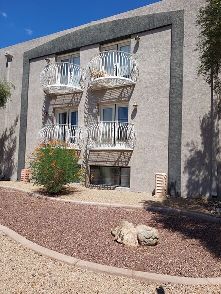 Primary Photo - 724 E Devonshire Ave