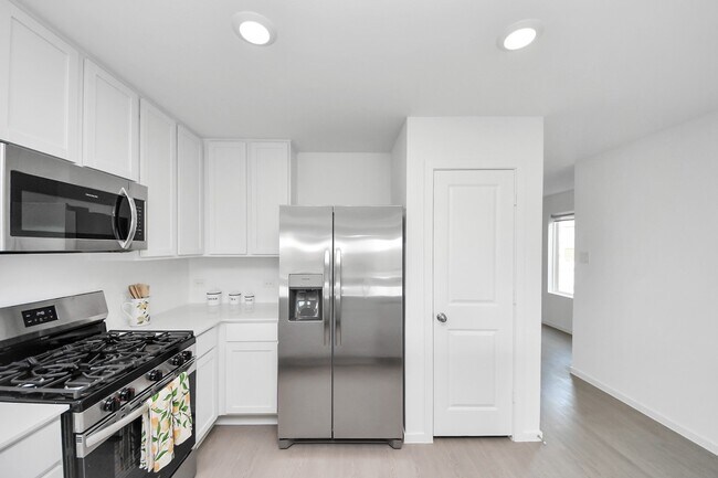 Building Photo - 3012 Sunrise Dr