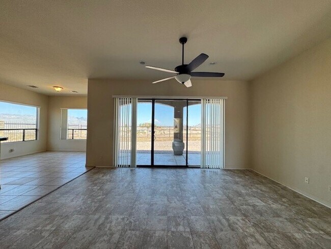 Building Photo - 3 Bedroom Exec Home Bullhead Parkway close...