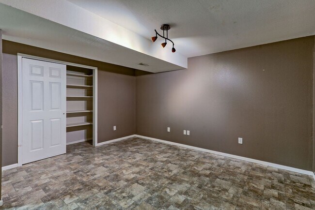 Building Photo - 3 Bedroom 3 Bath Townhome