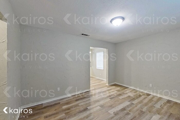 Building Photo - 914 W Pleasant Run Rd