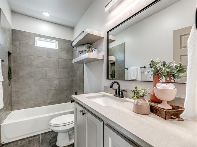 Building Photo - 2633 Crescent Ave