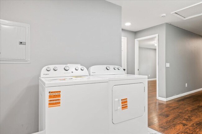 Building Photo - Move-In Special: $300 Off First Month if You Move on or before Feb 28, 2026!